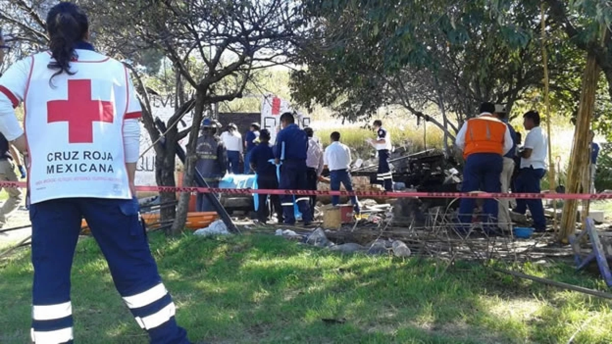 Elementos de la Cruz Roja Mexicana en el lugar de la explosión de un polvorín que dejó cinco muertos en Puebla