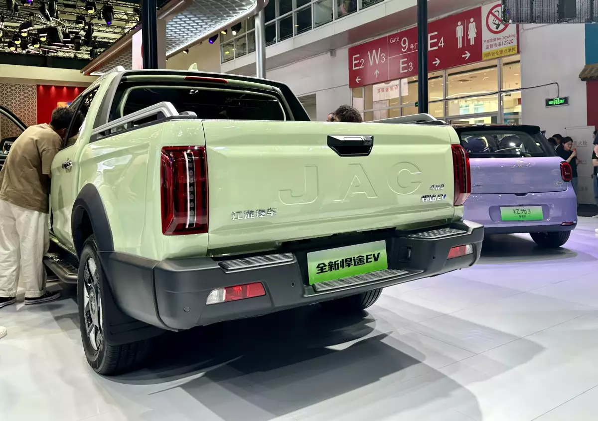China reorganiza a los fabricantes estatales de autos para fortalecer su expansión global