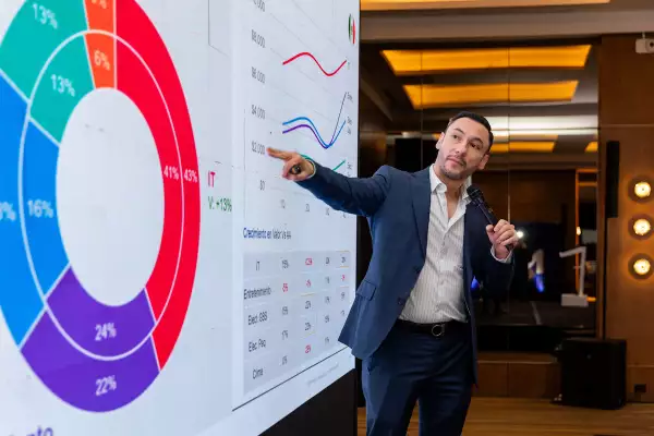 Foto de Daniel Gutiérrez de NIQ México durante su presentación.