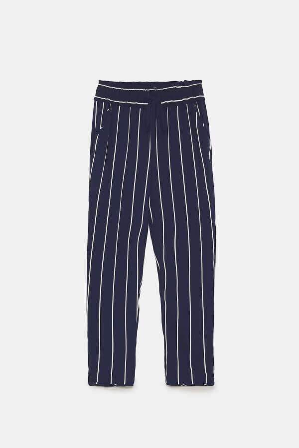 Pantalón azul marino con rayas blancas de Zara