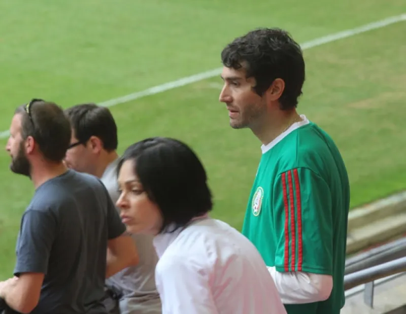 La pareja viajó hasta el país europeo para presenciar los Juegos Olímpicos. Fueron captados durante el partido de futbol de México contra Suiza.