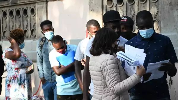 Cientos de haitianos y centroamericanos asistieron a las instalaciones de la Comisión Mexicana de Ayuda a Refugiados (COMAR) 