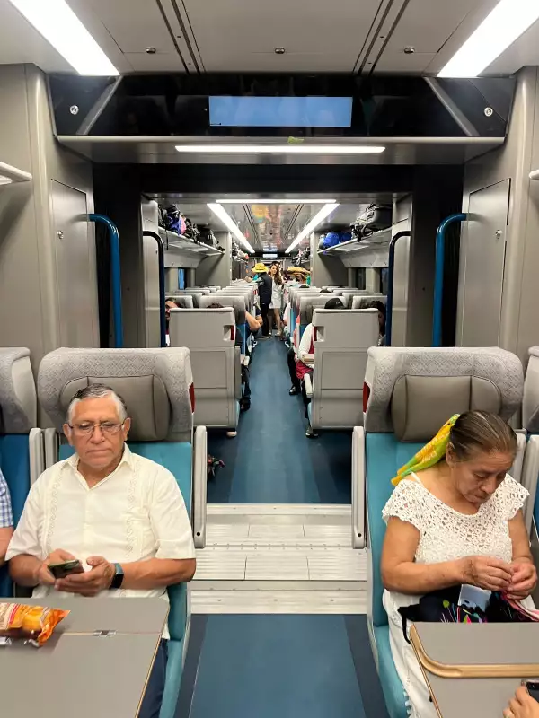 Pasajeros durante el primer viaje en el Tren Maya