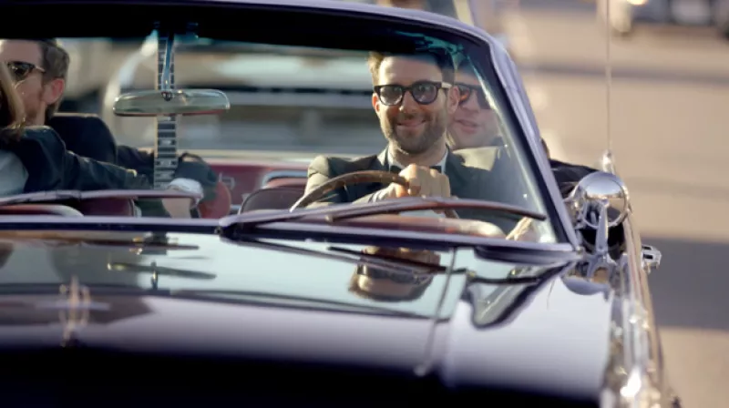 Adam Levine y compañía se colaron en cuantas bodas pudieron para hacer su nuevo video ‘Sugar’ donde enloquecieron a parejas de recién casados y a sus invitados con performances en vivo.