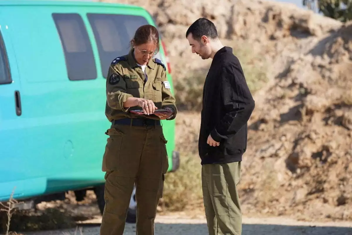 El rehén israelí liberado Guy Gilboa-Dalal, detenido en Gaza desde el ataque mortal del 7 de octubre de 2023 por Hamas, habla con un representante del ejército israelí después de ser liberado, como parte de un intercambio de prisioneros-rehenes y un acuerdo de alto el fuego entre Israel y Hamas, en Reim, Israel, el 13 de octubre de 2025.
