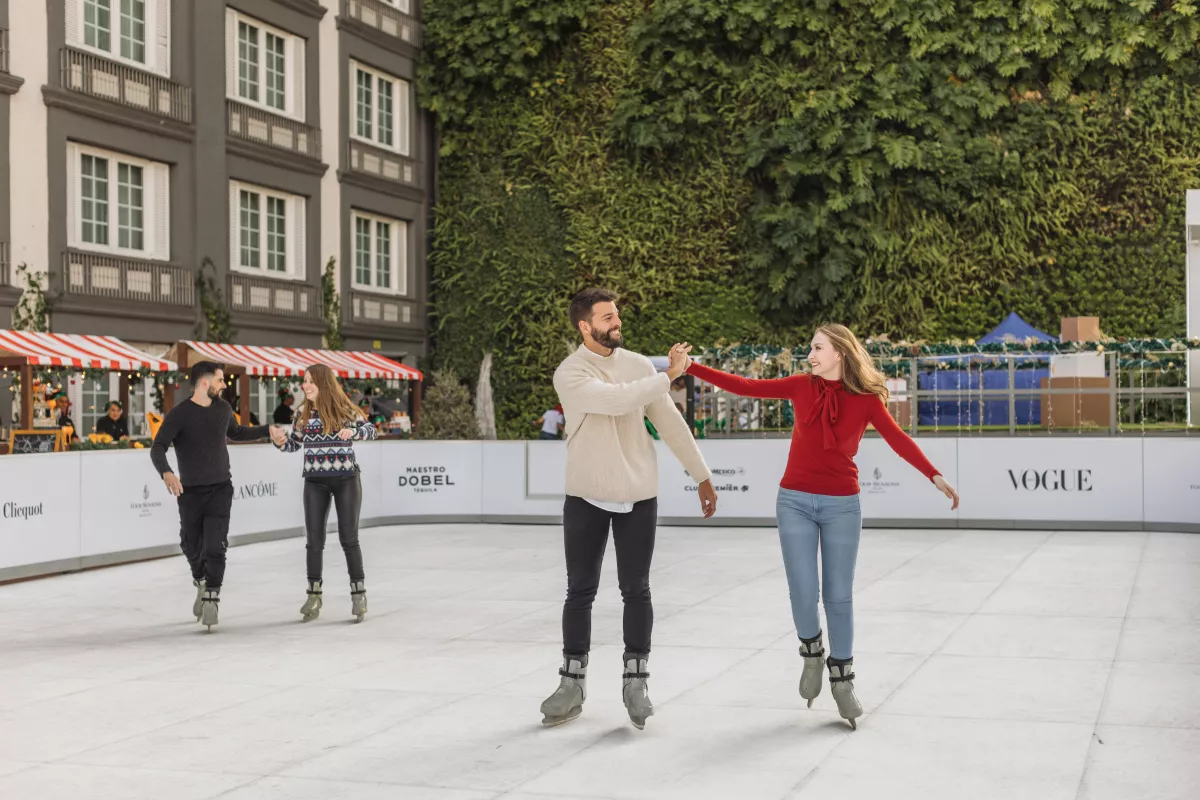 El Four Seasons de CDMX abrió su pista de hielo navideña nuevamente.