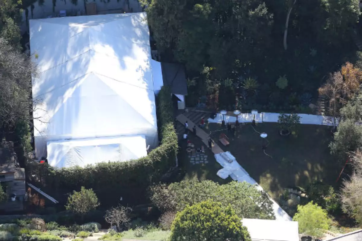 Esta es una imagen de ayer de la residencia de la actriz, cuando comenzaron los preparativos para la boda.
