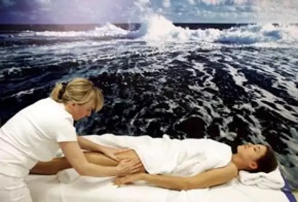 La crema anticelulítica, aunque a estas alturas sabemos que no se han de esperar milagros, es cierto que ayudan si son empleadas con constancia, de una a dos veces al día.