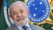 El presidente de Brasil, Luiz Inacio Lula da Silva, hace gestos durante el lanzamiento de un programa para apoyar a los taxistas en el Palacio Planalto en Brasilia el 14 de julio de 2025. Lula da Silva instruyó a su vicepresidente y ministro de industria y comercio, Geraldo Alckmin, a formar una comisión con los sectores más afectados por los aranceles del 50% impuestos por el presidente de los Estados Unidos, Donald Trump, para negociar con el gobierno de los Estados Unidos en un intento de evitar que los aranceles entren en vigor el 1 de agosto.