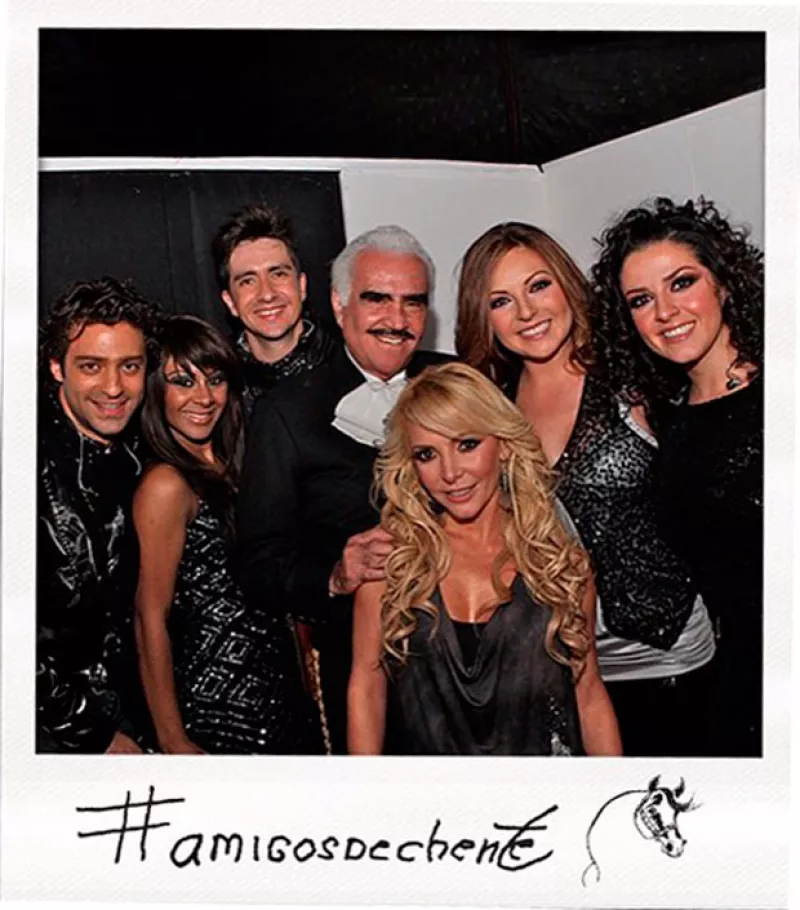 El cantante mostró un lado nunca antes conocido en su cuenta de Instagram, entre ellos una imagen que sirvió de excusa para desearles suerte a la agrupación mexicana durante su show.