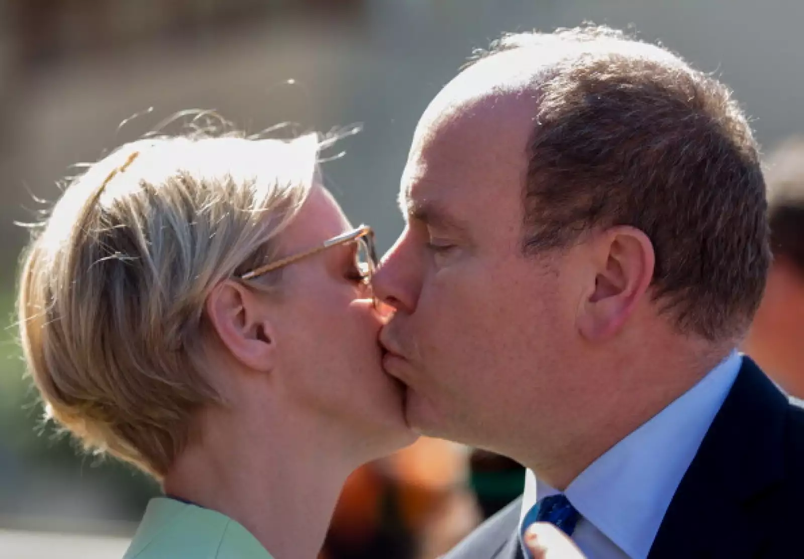 Aunque existen varios chismes alrededor de esta relación, son unos royals que no les importa darse algunos besos en público.