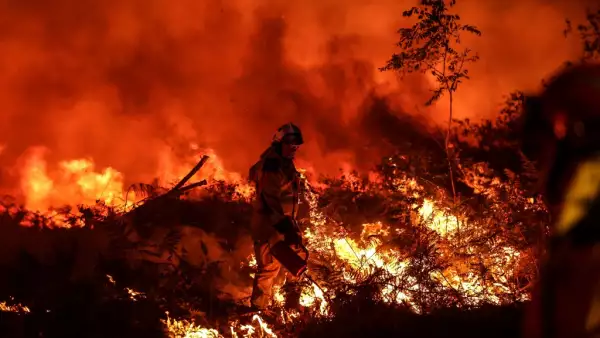 En esta foto, tomada el 17 de julio en 2022, un bombero táctico enfrenta un incendio forestal en Gironde, Francia, una de las consecuencias de incumplir el acuerdo de París