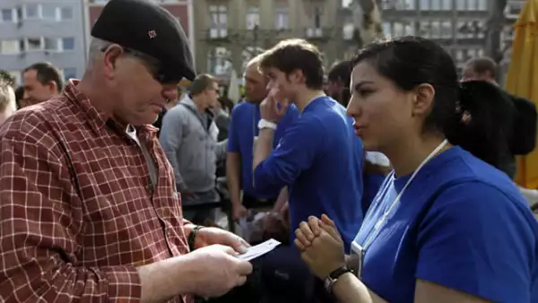 Un empleado de la tienda de Apple en Berlín explica a un posible cliente los planes y características del equipo.