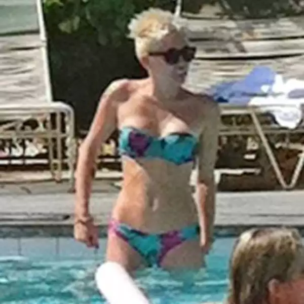 Miley aprovechó para lucir cuerpazo en un traje de dos piezas floreado.