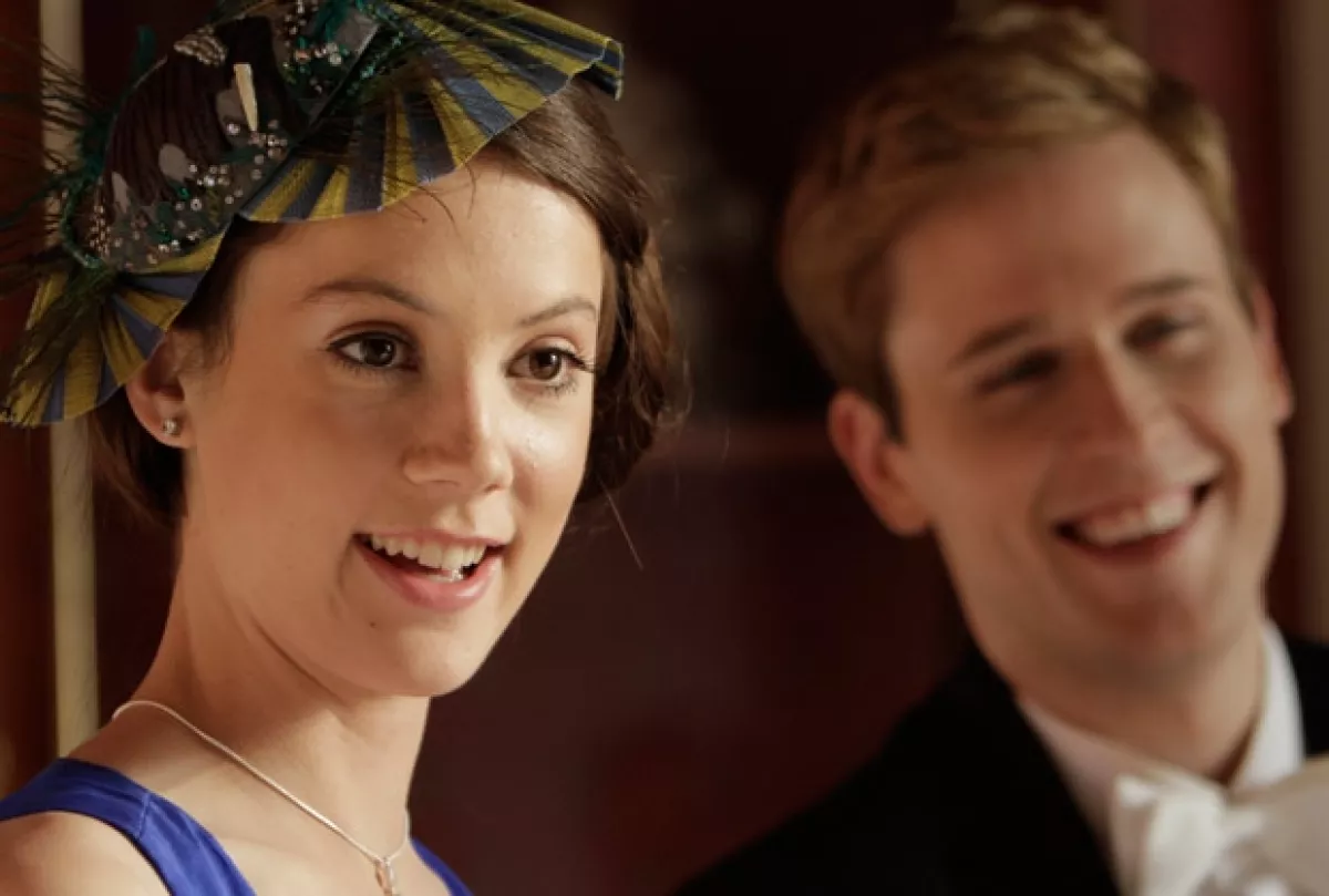 Los actores Alice St. Clair y Dan Amboyer interpretan a Catalina y Guilermo respectivamente.