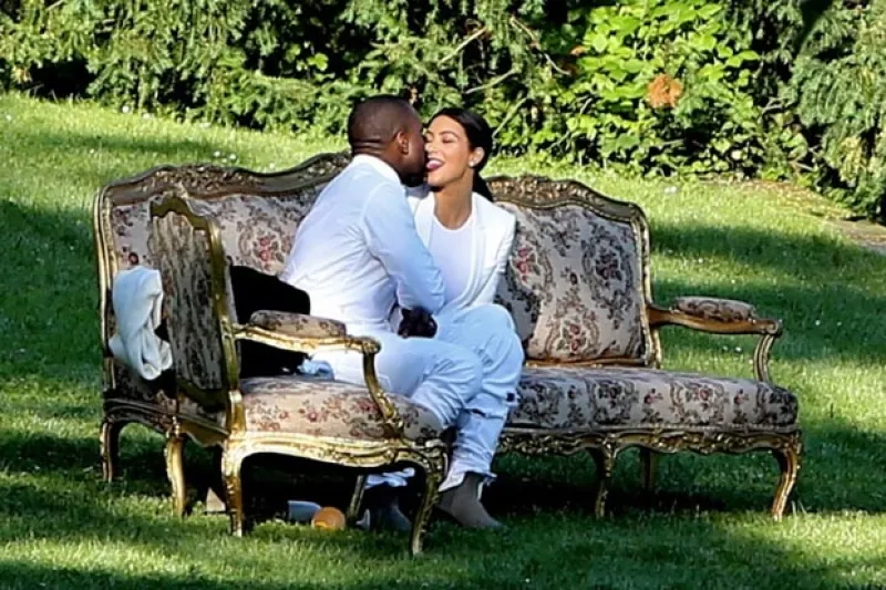 Los recién casados asistieron el sábado a la boda de su amiga la diseñadora Renelou Padora en el castillo de Ploskovice, allí fueron captados besándose apasionadamente.