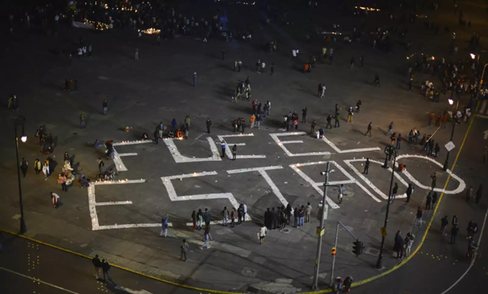 Los manifestantes  culparon a los gobiernos del ataque y la criminalización de los jóvenes estudiantes en México.