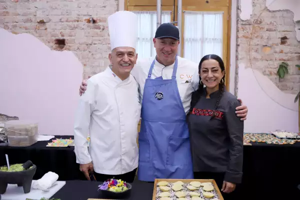 Guy Santoro, Charles Webb y Lula Martín del Campo 