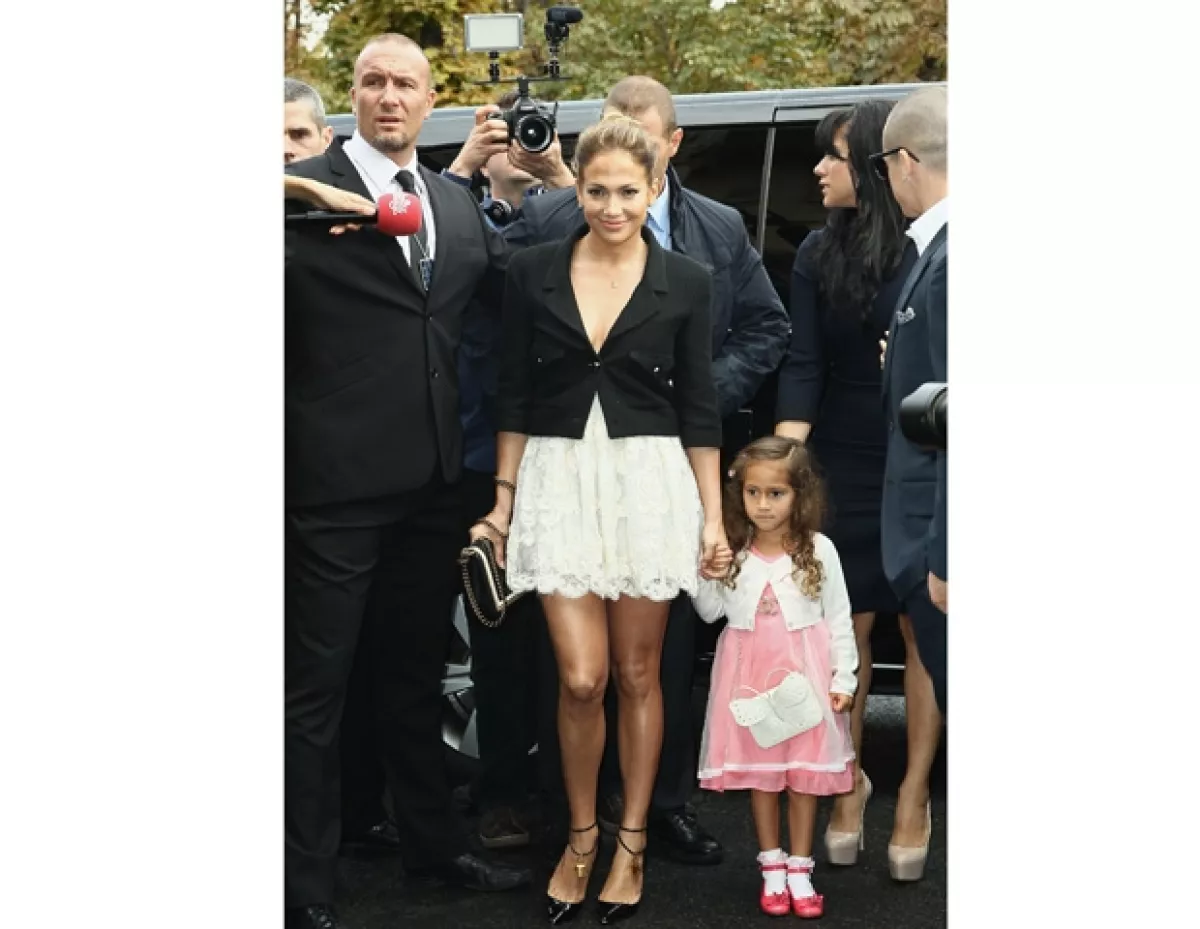 La cantante acudió con su novio Casper Smart y su hija Emme.