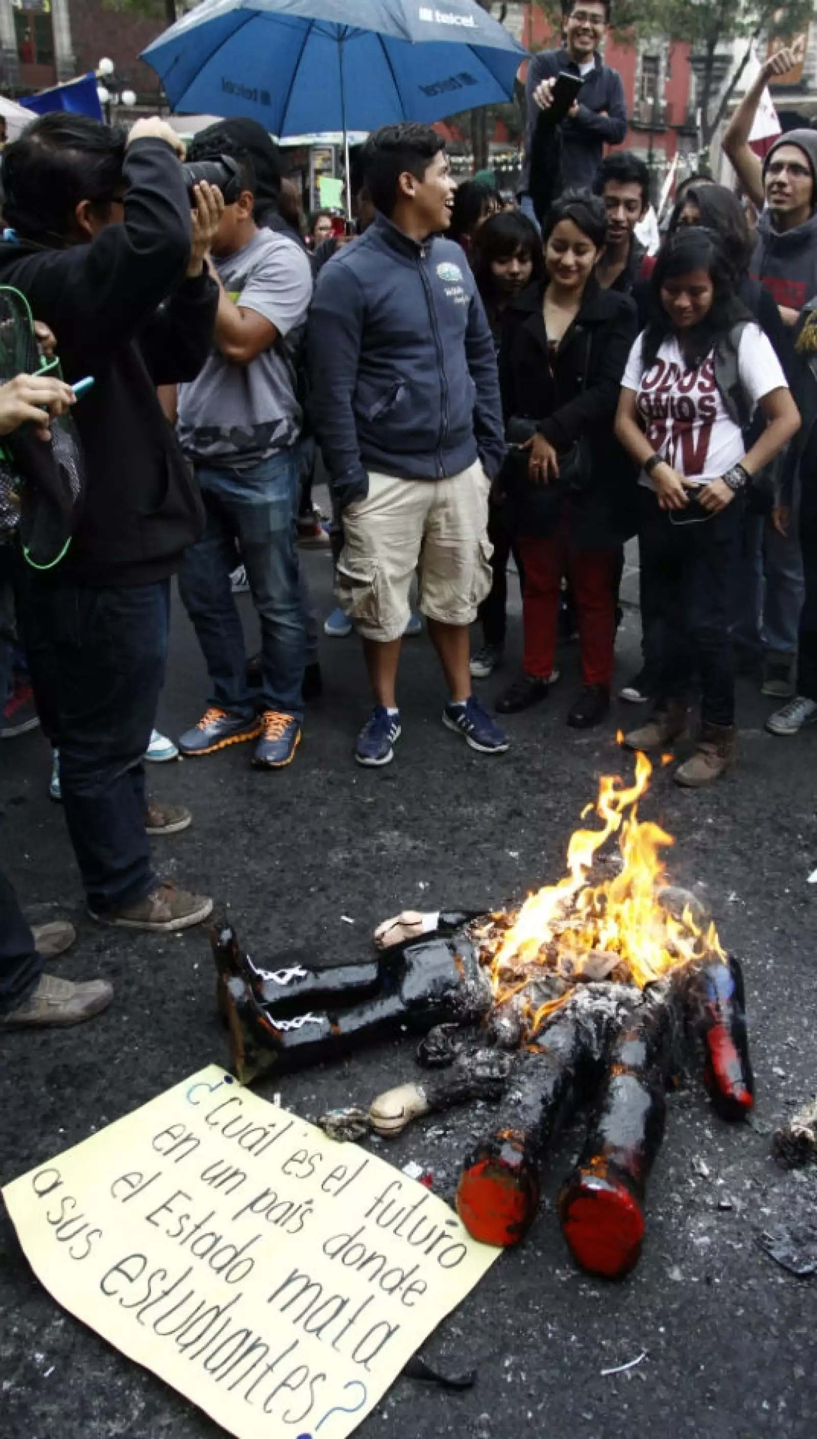 Luego de marchar desde el Monumento a la Revolución, estudiantes del Instituto Politécnico Nacional construyeron un muro con tabiques y cemento frente a la puerta principal de la Secretaria de Educación Pública con la cual demandan respuesta a su pliego p