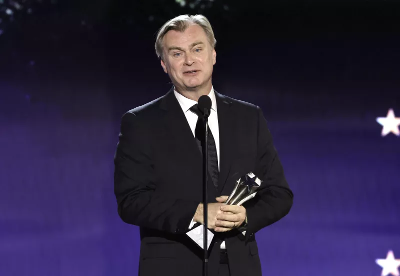 Christopher Nolan se llevó el premio a Mejor Director en los Critic's Choice Awards 2024, por la cinta ‘Oppenheimer’.