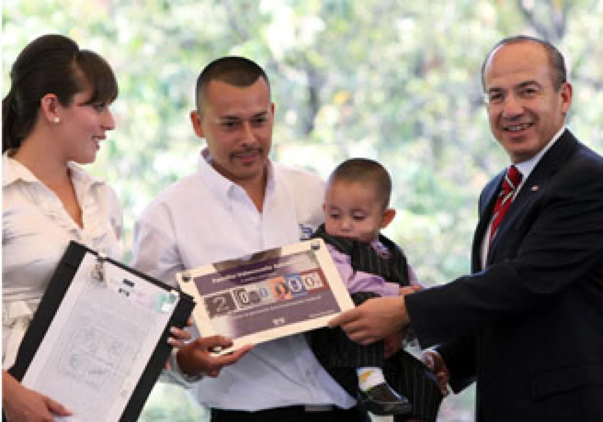 Una familia de Nogales recibió el crédito Infonavit 2 millones de este sexenio. (Foto: Cortesía Presidencia de la República)