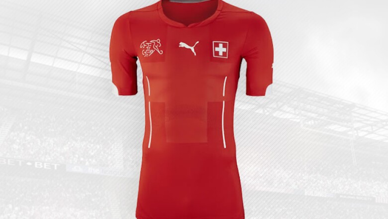 La alemana Puma diseñó esta playera donde incluyó la tradicional cruz de la bandera suiza en el centro.