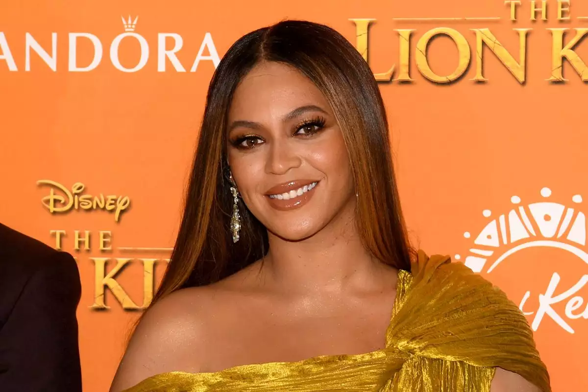 Beyoncé Knowles sonríe viendo a la cámara