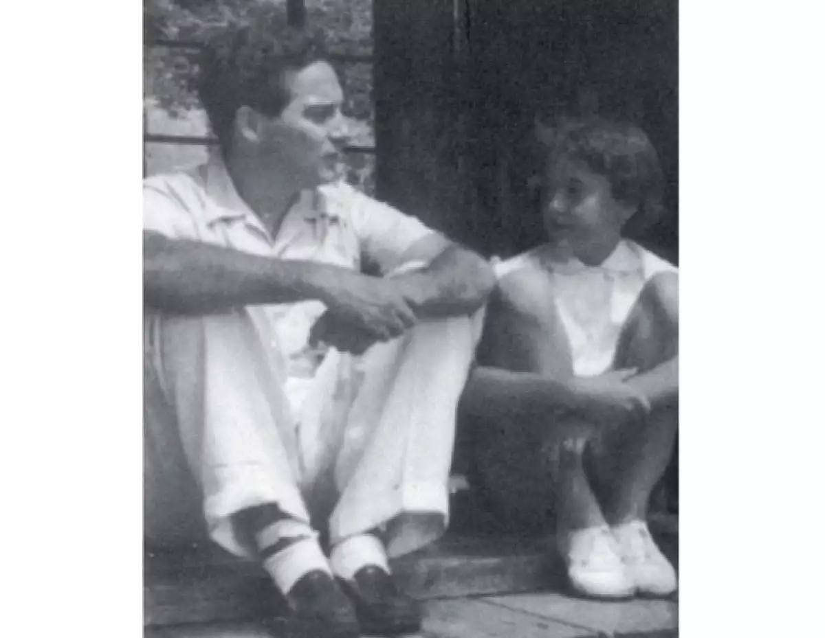 El poeta con su hija, en Tokio en 1952. `De niña jugábamos muchoÂ´, recuerda Helena.