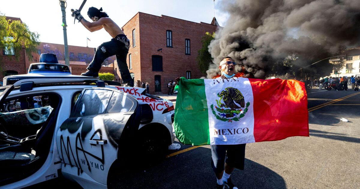 Waymo, Los Angeles'ta baskınlara karşı barikat haline gelen akıllı araba