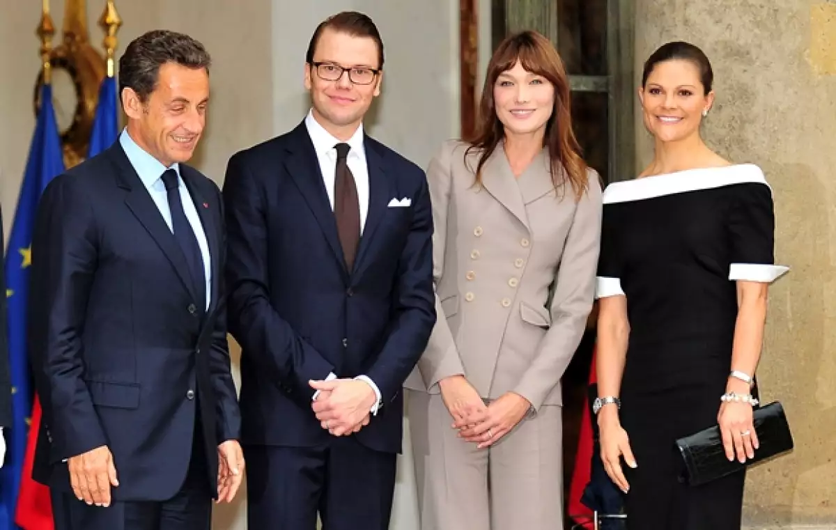 La pareja de recién casados fue recibida por el Presidente Sarkozy y su esposa Carla Bruni.