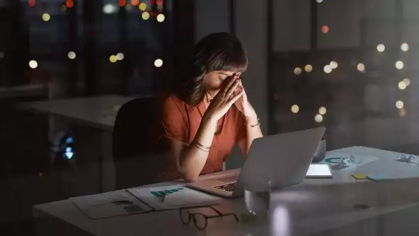 El síndrome del burnout se refiere al estrés laboral, conoce qué es y sus síntomas. (Mujer frente a su computadora estresada). 