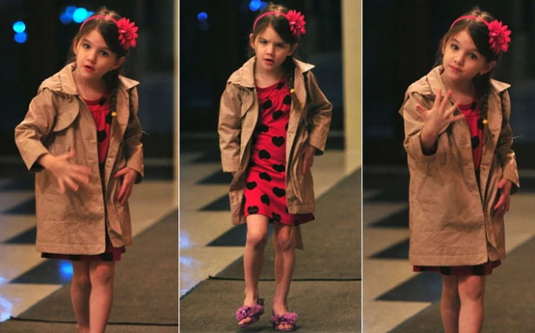 Los paparazzi no son del agrado de Suri.