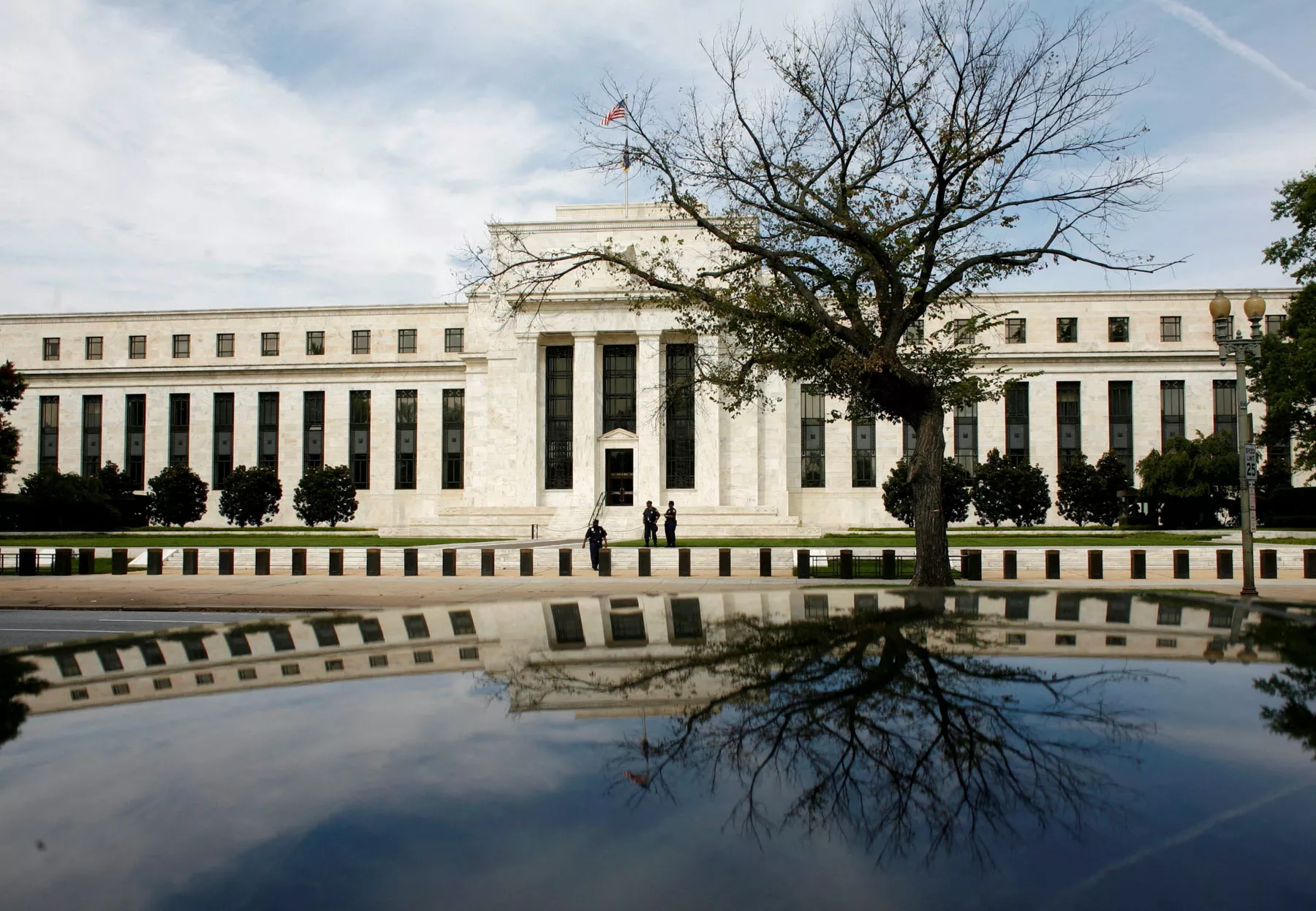 Fed recorta tasa de interés; argumenta relajación laboral y sólido crecimiento