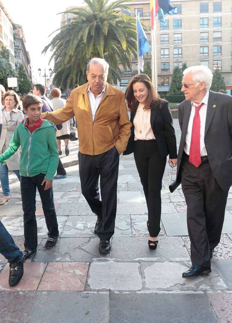 Tomada del brazo de Carlos, Ximena caminó junto con su abuelo adoptivo por España.