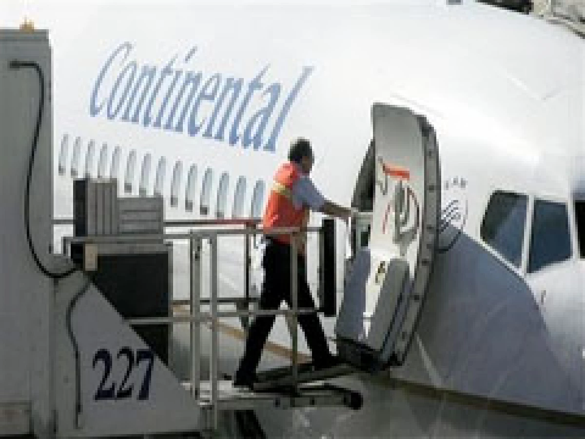 La aerolínea Continental reducirá 50% de sus vuelos a México a partir del 4 de mayo. (Foto: AP)
