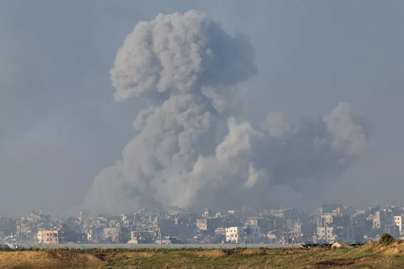 El humo se eleva sobre los edificios destruidos en Gaza, en medio del conflicto en curso entre Israel y el grupo islamista palestino Hamas, visto desde el sur de Israel, el 6 de diciembre de 2023.