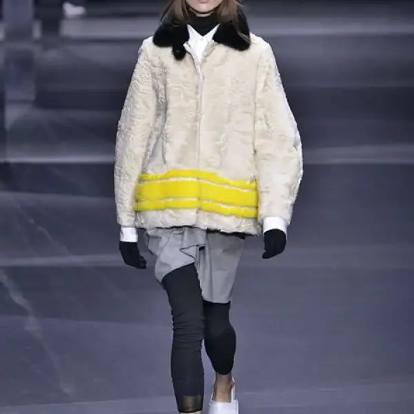 Moncler Gamme Rouge La colección de Giambattista Valli nos transporta a las diferentes capitales del mundo mostrando colores vibrantes.