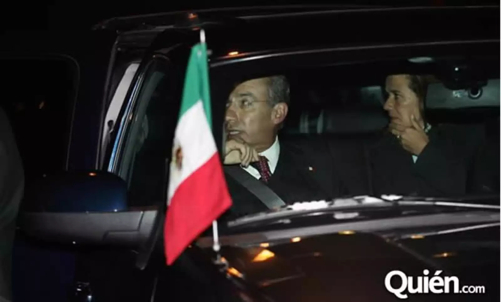 El velorio de la familia Saba se efectuó este lunes, el último adiós del empresario Moisés Saba estuvo engalanado de importantes personajes. En la foto, el presidente Felipe Calderón y su esposa.
