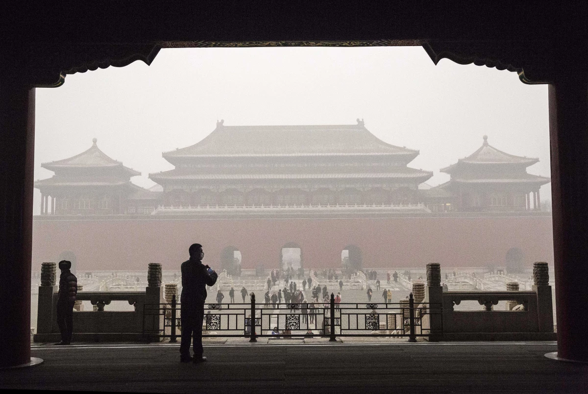 Las máscaras antigas se volvieron un accesorio común entre los turistas y locales que visitaban la Ciudad Prohibida en Beijing, debibo a los altos niveles de contaminación en diciembre de 2015.