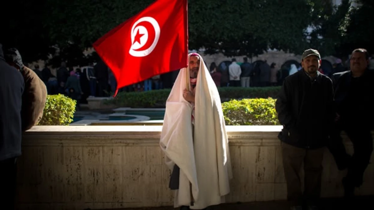 hombre con bandera de tunez