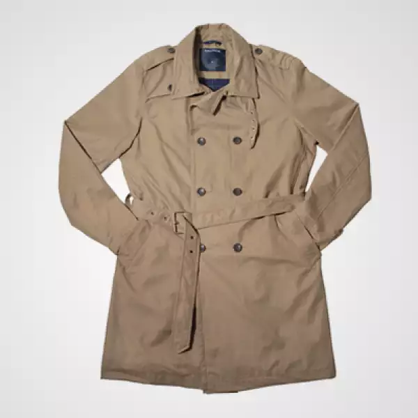 La casa retoma y fortalece la clásica gabardina con un toque moderno en la estructura de hombros y cuello. Dos cinturones en el mismo tono, uno en el cuello y otro en la cintura, completan esta pieza.