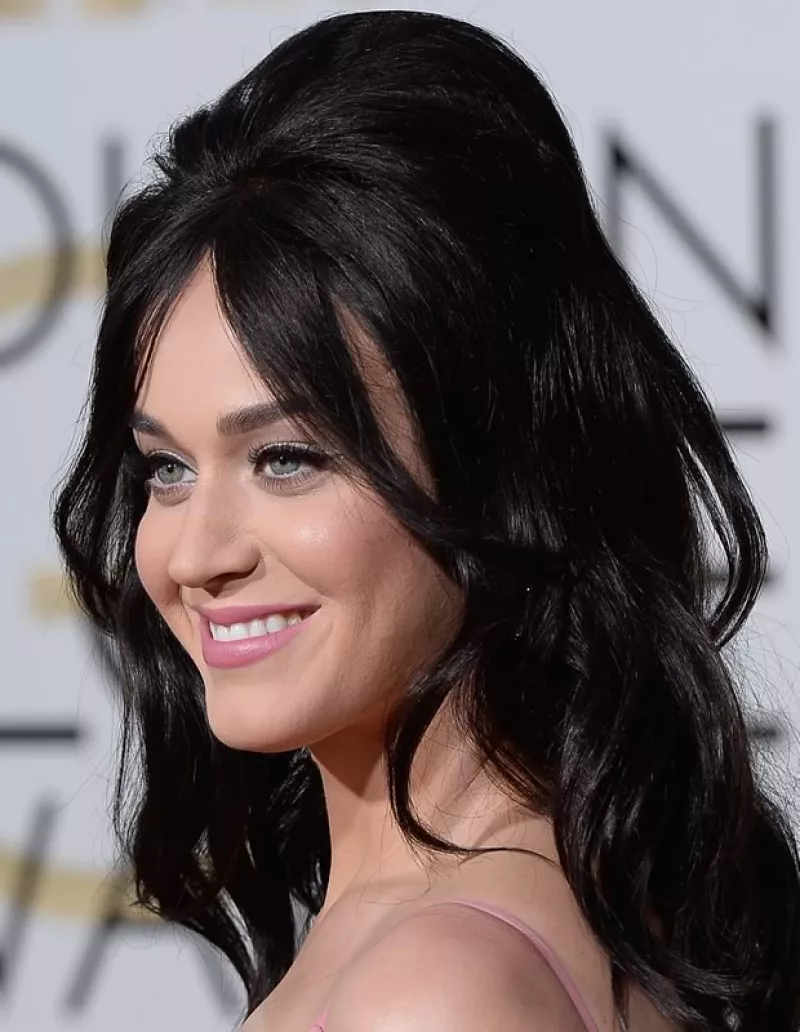 La cantante reveló a Jennifer Lawrence que usaba un `Bumpit´, una especie de plástico redondo que da volumen al pelo.