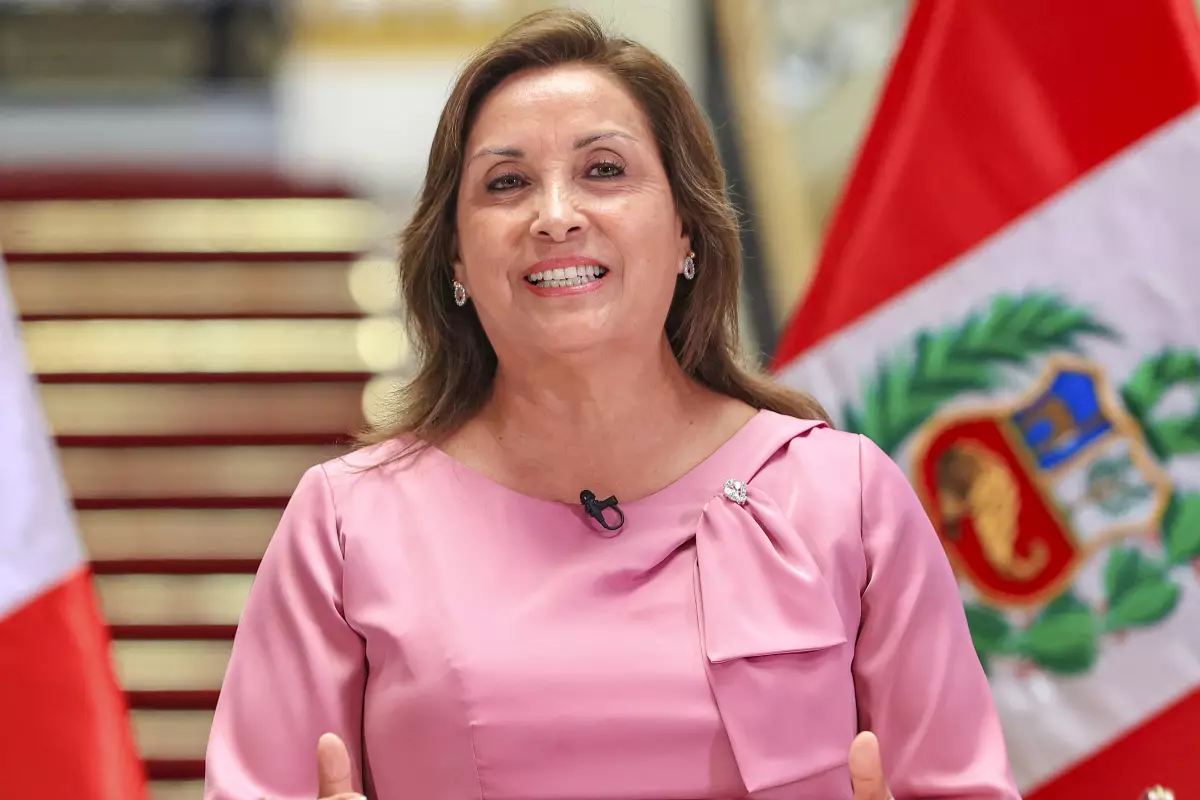 En esta foto difundida por la oficina de prensa de la Presidencia peruana se ve a la presidenta de Perú, Dina Boluarte, durante un mensaje a la nación en el Palacio de Gobierno de Lima el 25 de marzo de 2025. 