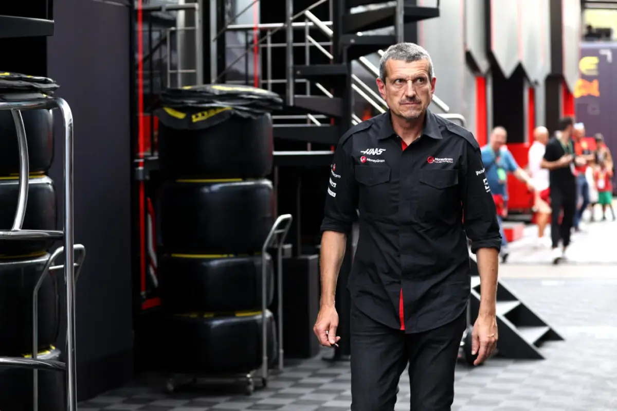 Guenther Steiner con el uniforme de la escudería Haas de la Fórmula 1.