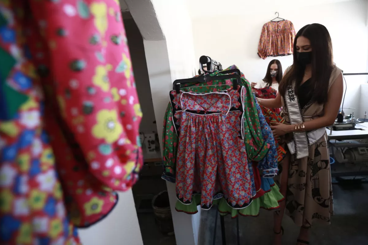 La Miss Universo mexicana Andrea Meza visita la comunidad Tarahumara