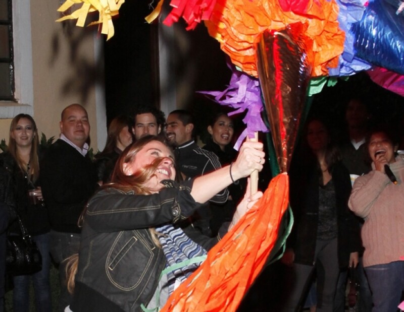 La actriz fue de las primeras en pasar a pegarle a la piñata.