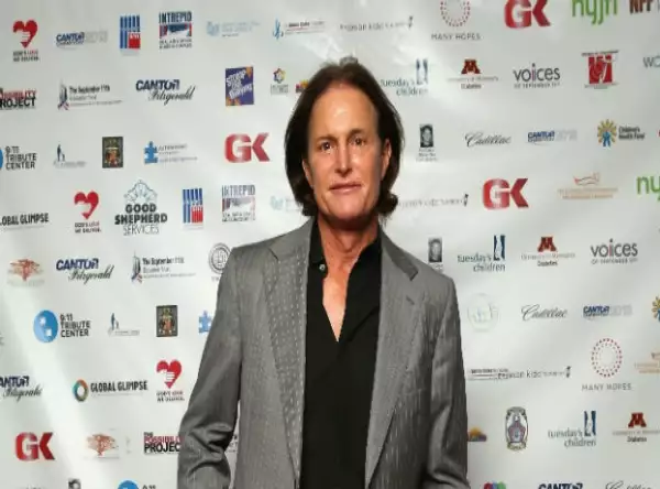 La primera en enterarse sobre lo que estaba pasando Bruce, fue su primera esposa.