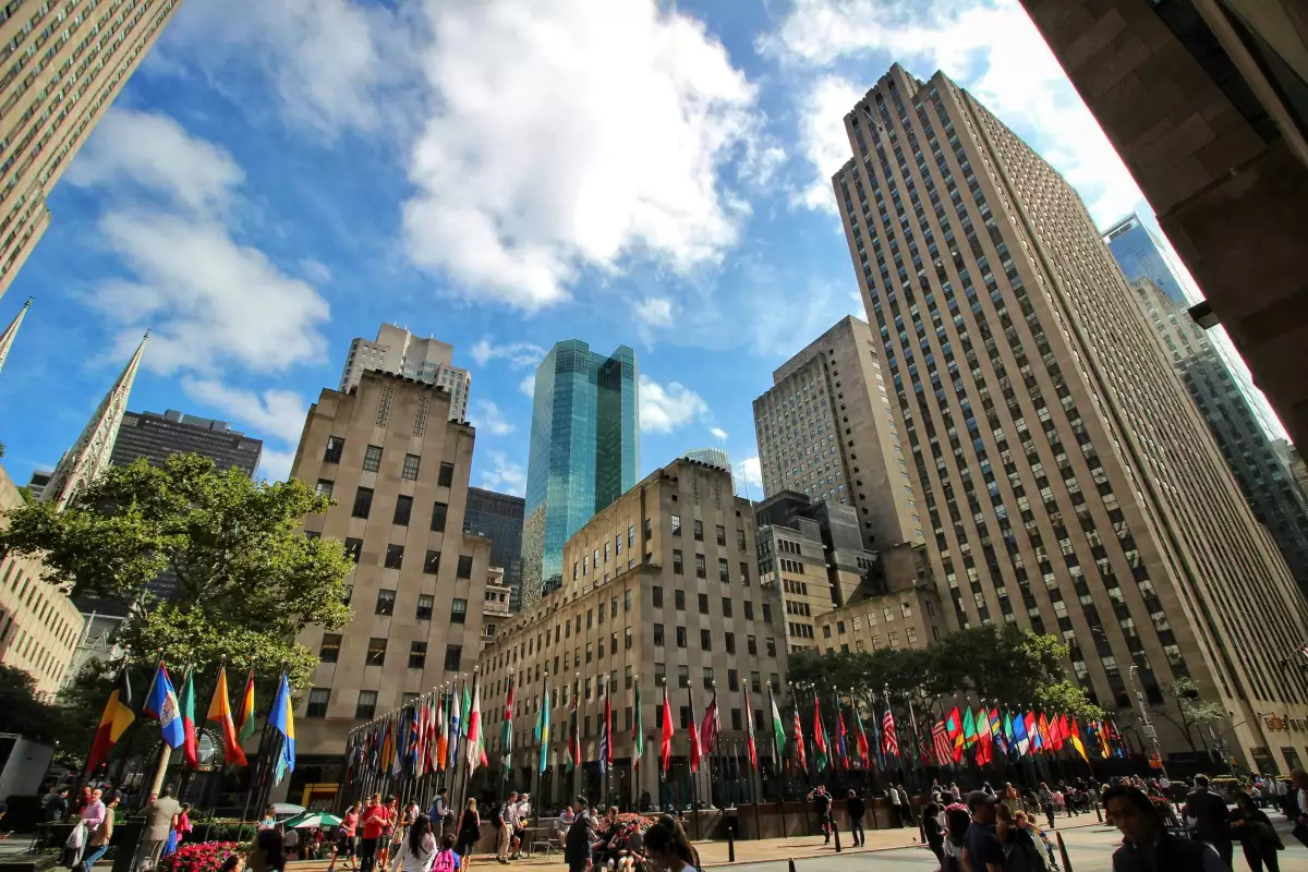 Foto de la plaza del Rockefeller Center en verano