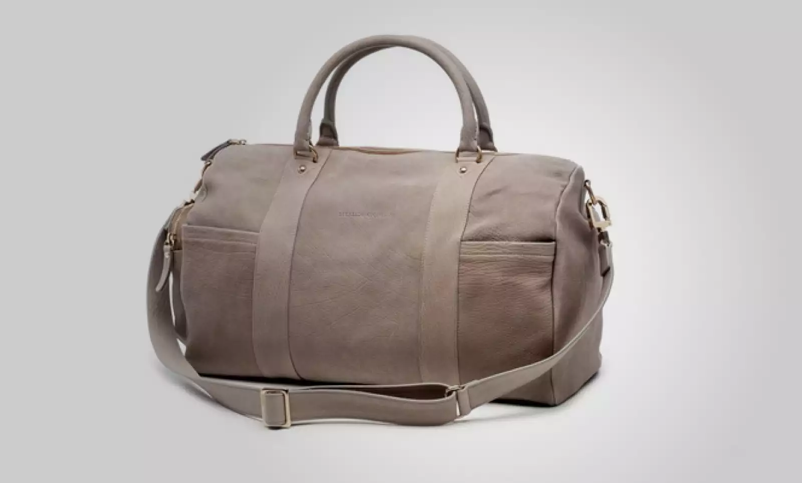 El diseñador italiano presentó accesorios para utilizar en esta próxima temporada invernal.